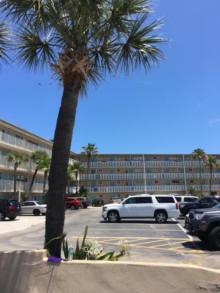 Апартаменты Ocean Breeze - Direct Ocean Front-Pool Is Open Дейтона-Бич Экстерьер фото
