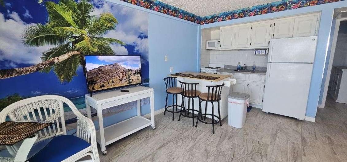 Апартаменты Ocean Breeze - Direct Ocean Front-Pool Is Open Дейтона-Бич Экстерьер фото