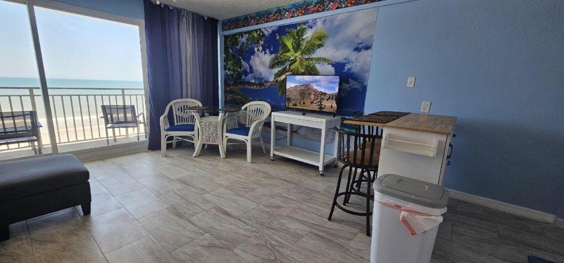 Апартаменты Ocean Breeze - Direct Ocean Front-Pool Is Open Дейтона-Бич Экстерьер фото